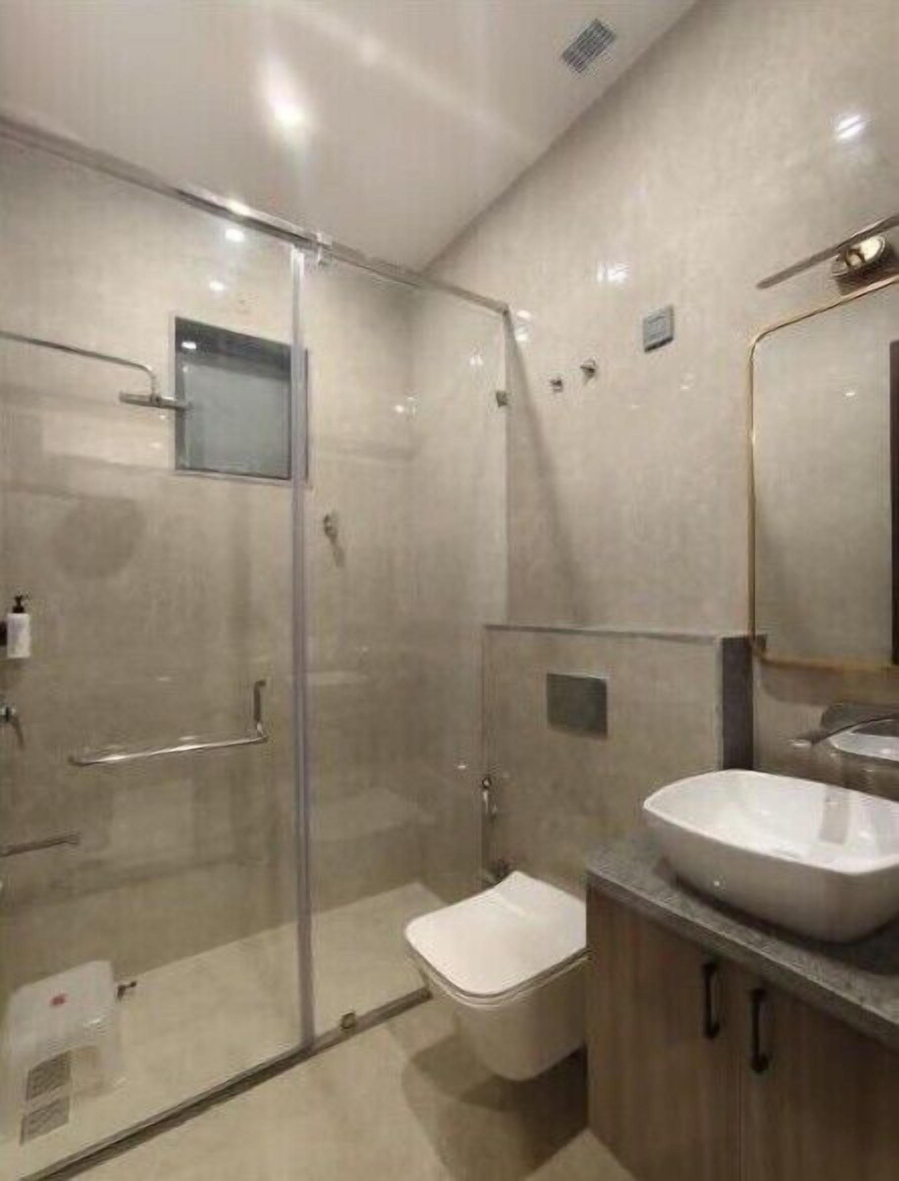 Towels, soap, shampoo, toilet paper