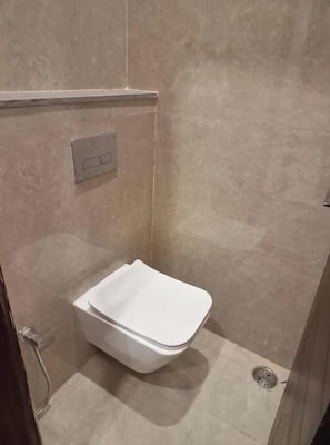 Serviettes fournies, savon, shampoing, papier toilette
