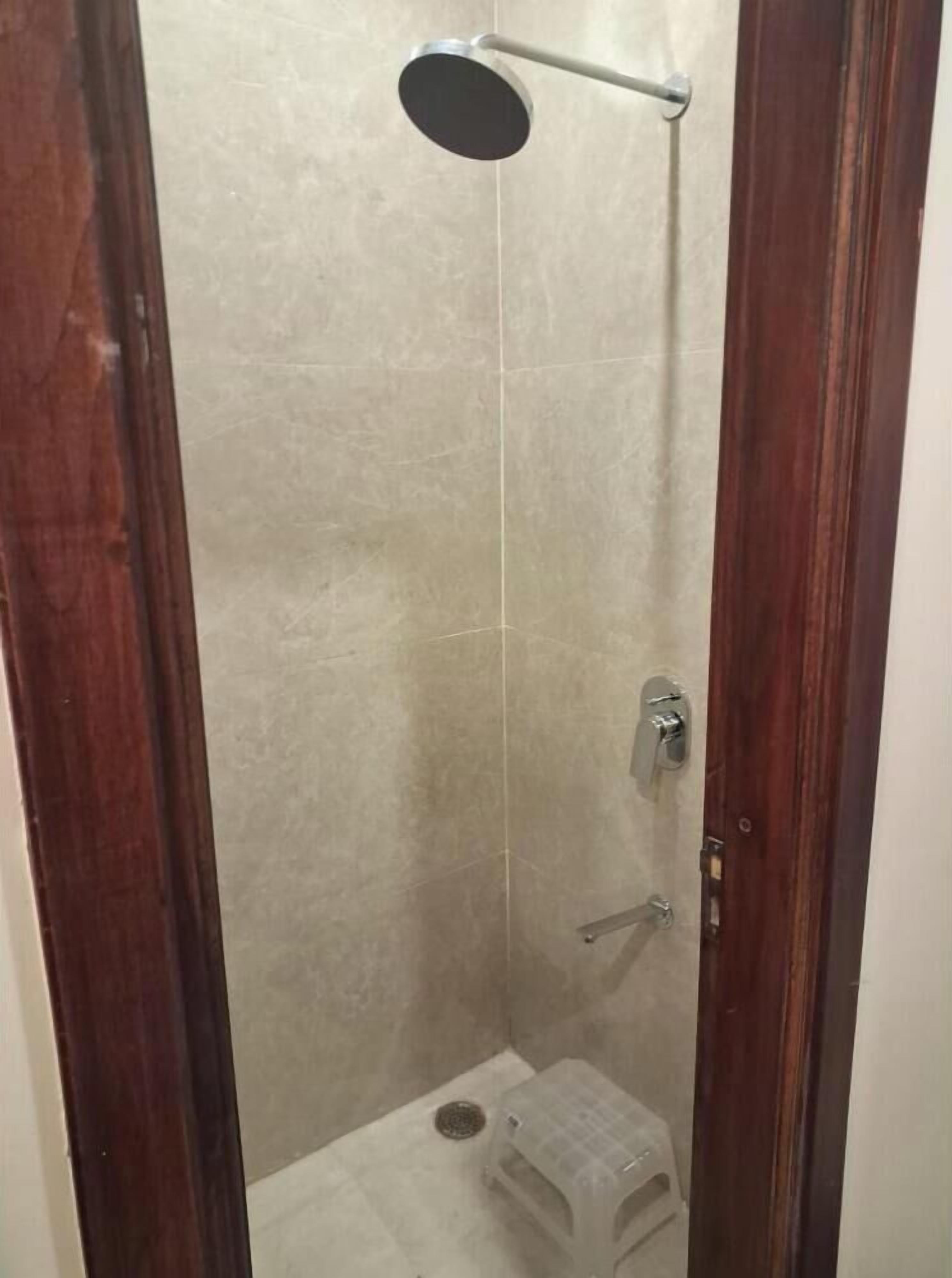 Asciugamani, sapone, shampoo, carta igienica