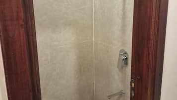 Asciugamani, sapone, shampoo, carta igienica