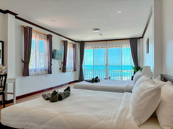 Seaview Grand Double | Minibar, desk, blackout drapes, free WiFi