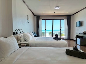 Driepersoonskamer | Hypoallergeen beddengoed, een minibar, een kluis op de kamer, een bureau