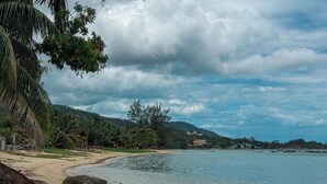 بالقرب من الشاطئ، رمال بيضاء، ركوب قوارب الكاياك