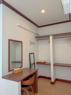 Seaview Cozy Twin | Minibar, desk, blackout drapes, free WiFi