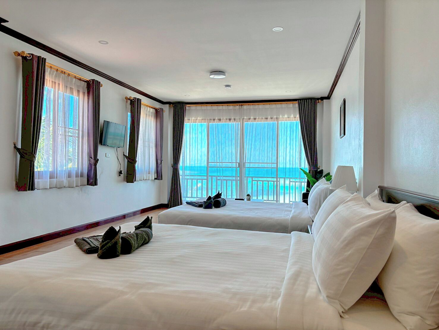 Seaview Grand Double | Hypo-allergenic bedding, minibar, in-room safe, desk