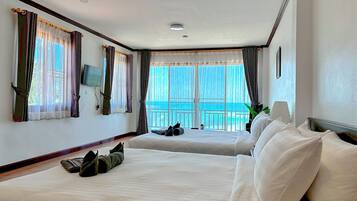 Seaview Grand Double | Hypo-allergenic bedding, minibar, in-room safe, desk