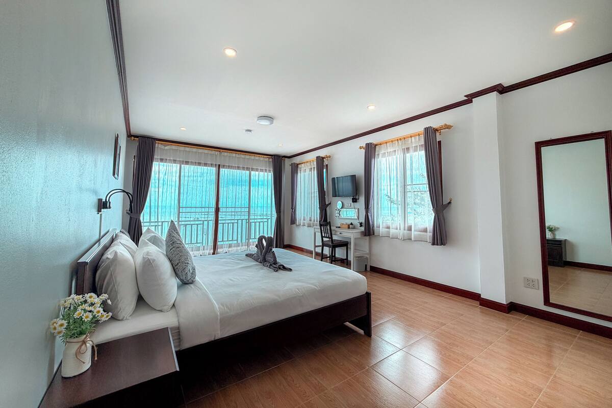 Seaview Comfort King | Hypo-allergenic bedding available, minibar, in-room safe, desk