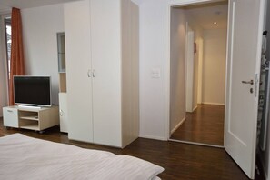 Escritorio, tabla de planchar con plancha, wifi y ropa de cama 