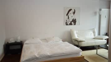 Escritorio, tabla de planchar con plancha, wifi y ropa de cama