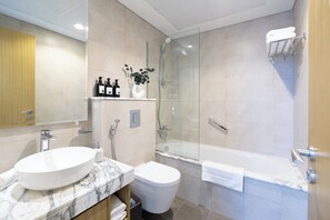Douche, sèche-cheveux, serviettes fournies, savon