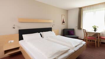 Zimmersafe, Schreibtisch, WLAN, Bettwäsche