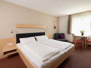 Zimmersafe, Schreibtisch, WLAN, Bettwäsche