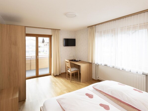 Zimmersafe, Schreibtisch, WLAN, Bettwäsche