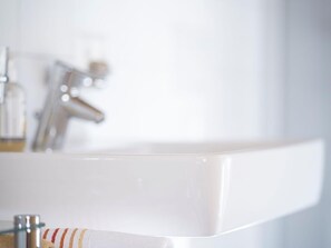 Haartrockner, Handtücher, Seife, Toilettenpapier