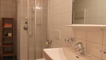 Haartrockner, Handtücher, Seife, Toilettenpapier