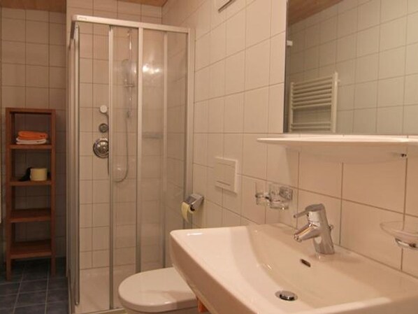 Haartrockner, Handtücher, Seife, Toilettenpapier