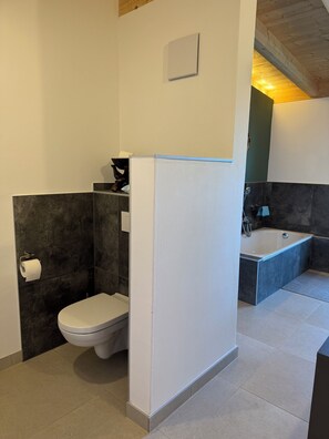 Hair dryer, towels, soap, toilet paper - Modern and cozy with mountain views - perfect for groups, families and workations! (Vils)