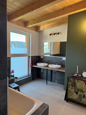 Hair dryer, towels, soap, toilet paper - Modern and cozy with mountain views - perfect for groups, families and workations! (Vils)