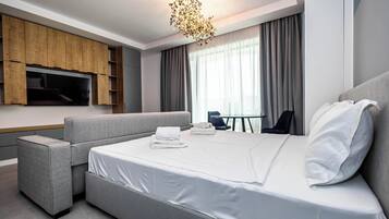 Comfort Studio, Partial Sea View | Individually decorated, individually furnished, bed sheets