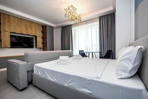 Comfort Studio, Partial Sea View | Individually decorated, individually furnished, bed sheets
