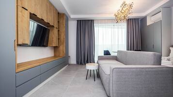 Comfort Studio, Partial Sea View | Individually decorated, individually furnished, bed sheets