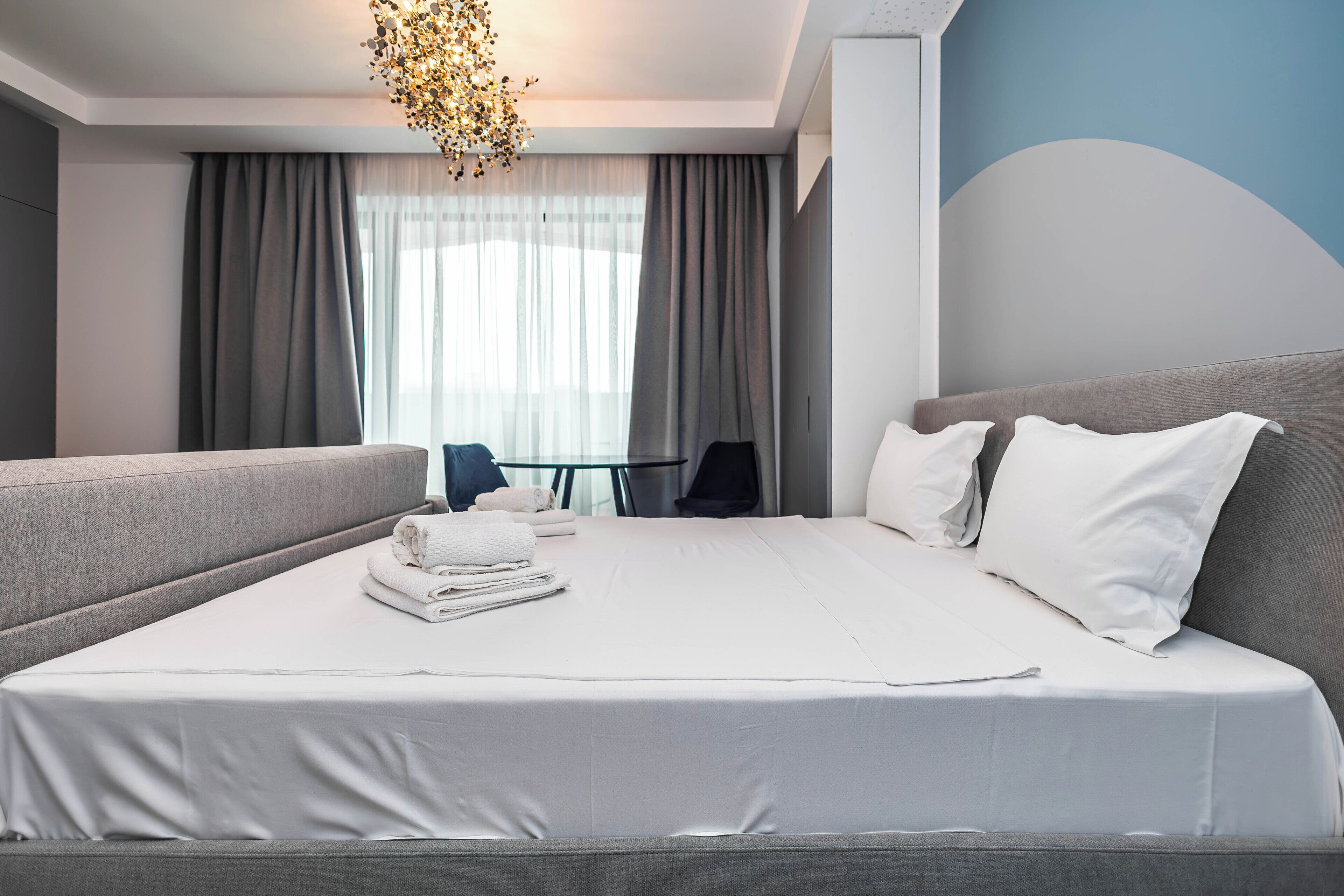 Estudio Confort, vistas parciales al mar | Decoración individual, mobiliario individual, ropa de cama