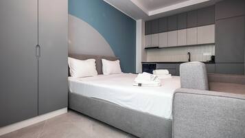 Comfort Studio, Partial Sea View | Individually decorated, individually furnished, bed sheets