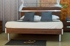Deluxe Double or Twin Room | Individually decorated, individually furnished, free WiFi, bed sheets - Royal Doves Garden Lake Baringo (Marigat)