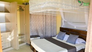 Ein Schlafzimmer mit einem Bett, einem Kleiderschrank und einem Himmelbett.