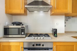 Mikrobølgeovn, ovn, kokeplater og oppvaskmaskin