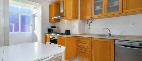 Microondas, horno, placa de cocina, lavavajillas