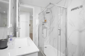 Shower, hair dryer, towels