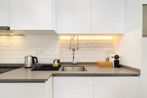 Refrigerador, microondas, horno, placa de cocina