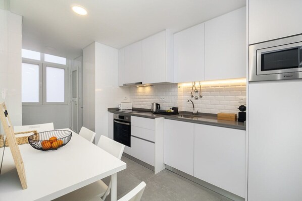 Refrigerador, microondas, horno, placa de cocina