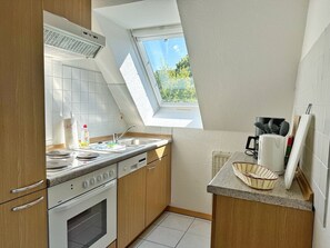 Kühlschrank, Ofen, Herdplatte, Wasserkocher mit Kaffee-/Teezubehör