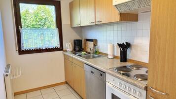 Kühlschrank, Ofen, Herdplatte, Wasserkocher mit Kaffee-/Teezubehör