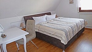 A bedroom with a bed, a desk, and a chair. - Baltique - Holiday apartment 7 Glowe - Holiday apartment Baltique 7 (Glowe)