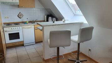 Kjøleskap, ovn, kokeplater og kaffetrakter/tekoker