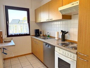 Refrigerador, horno, parrilla de estufa y cafetera y tetera 