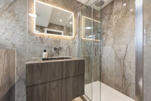 Douche, sèche-cheveux, serviettes fournies, savon