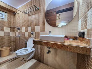 Premium Double Room, Balcony, City View | Bathroom