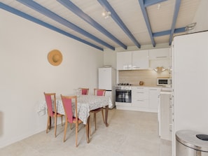 Fridge, microwave, oven, coffee/tea maker - 400 m to the beach – House for 5 – Garden (Plougrescant)