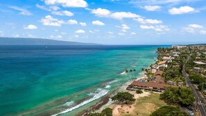 On the beach - Beachfront Condo with Park & Ocean Views (Lahaina)