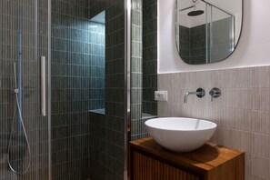 Shower, bidet, toilet paper - Bright Two-Room Apartment with Terrace - Mirable PM (Milano)