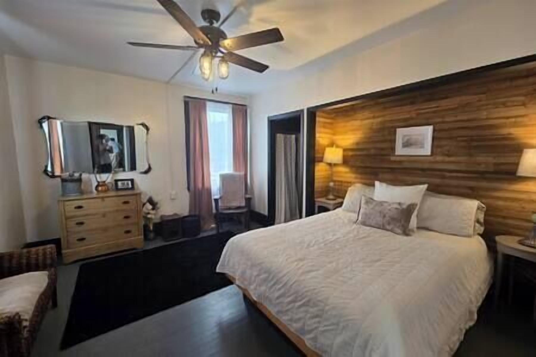 5 bedrooms, iron/ironing board, free WiFi, bed sheets