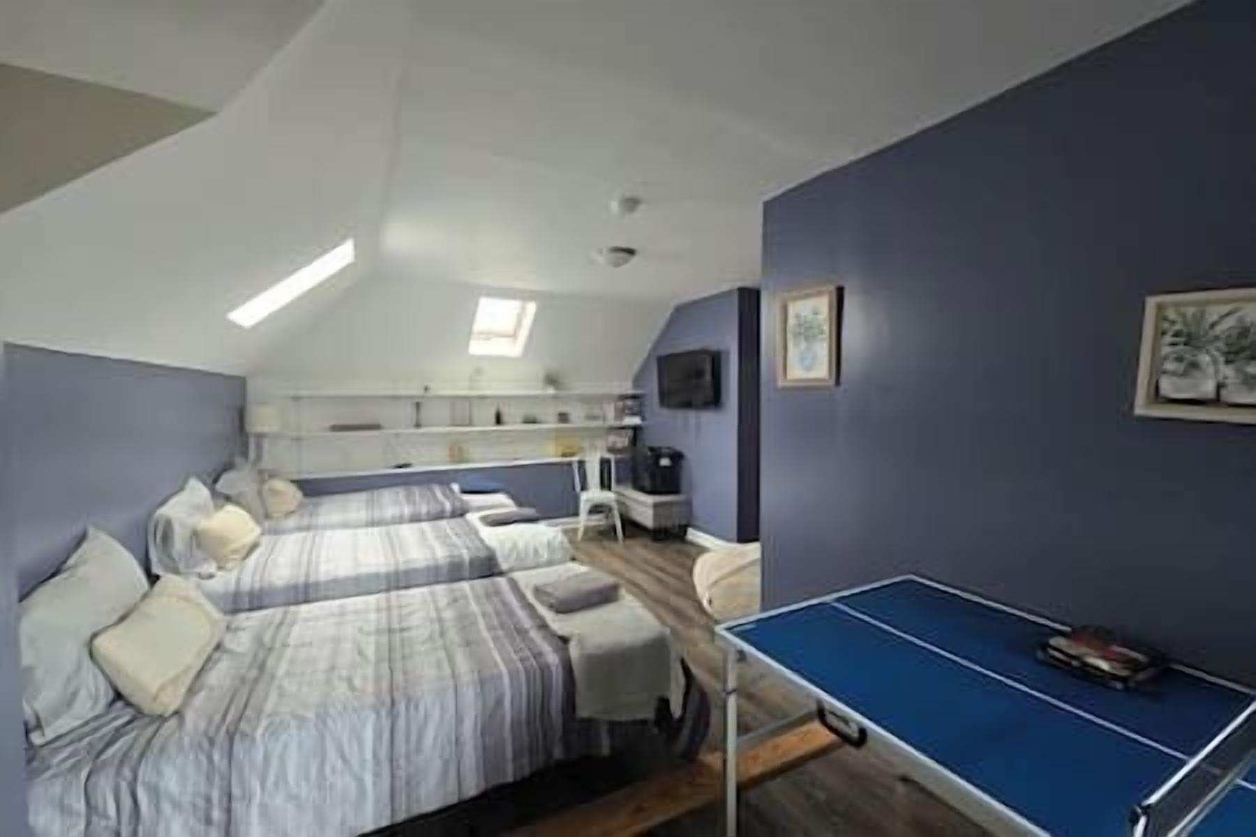 5 bedrooms, iron/ironing board, WiFi (free), bed sheets