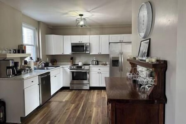 Coffee/tea maker, fridge, microwave, oven