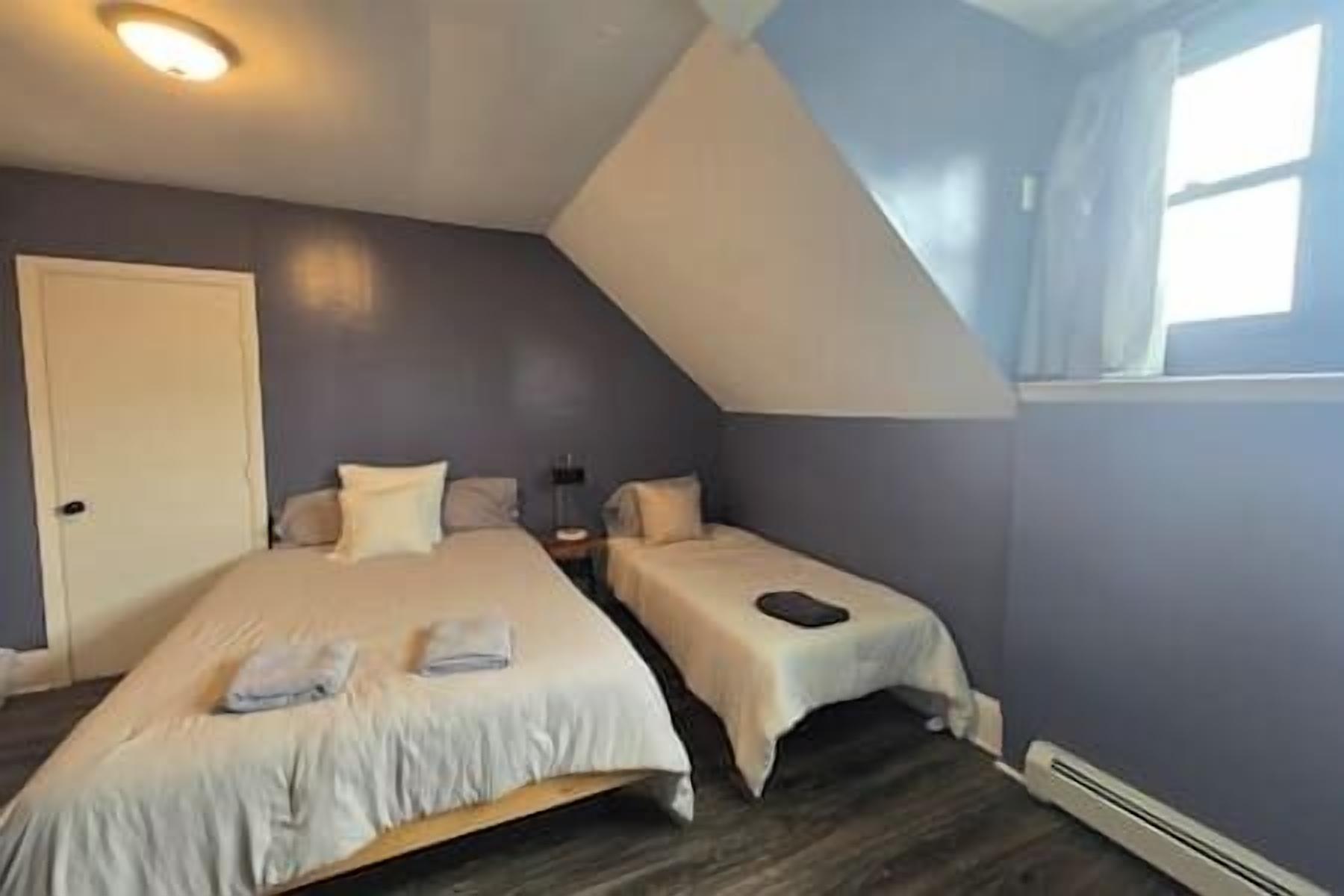 5 bedrooms, iron/ironing board, WiFi (free), bed sheets
