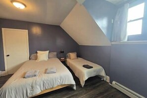 5 bedrooms, iron/ironing board, WiFi (free), bed sheets
