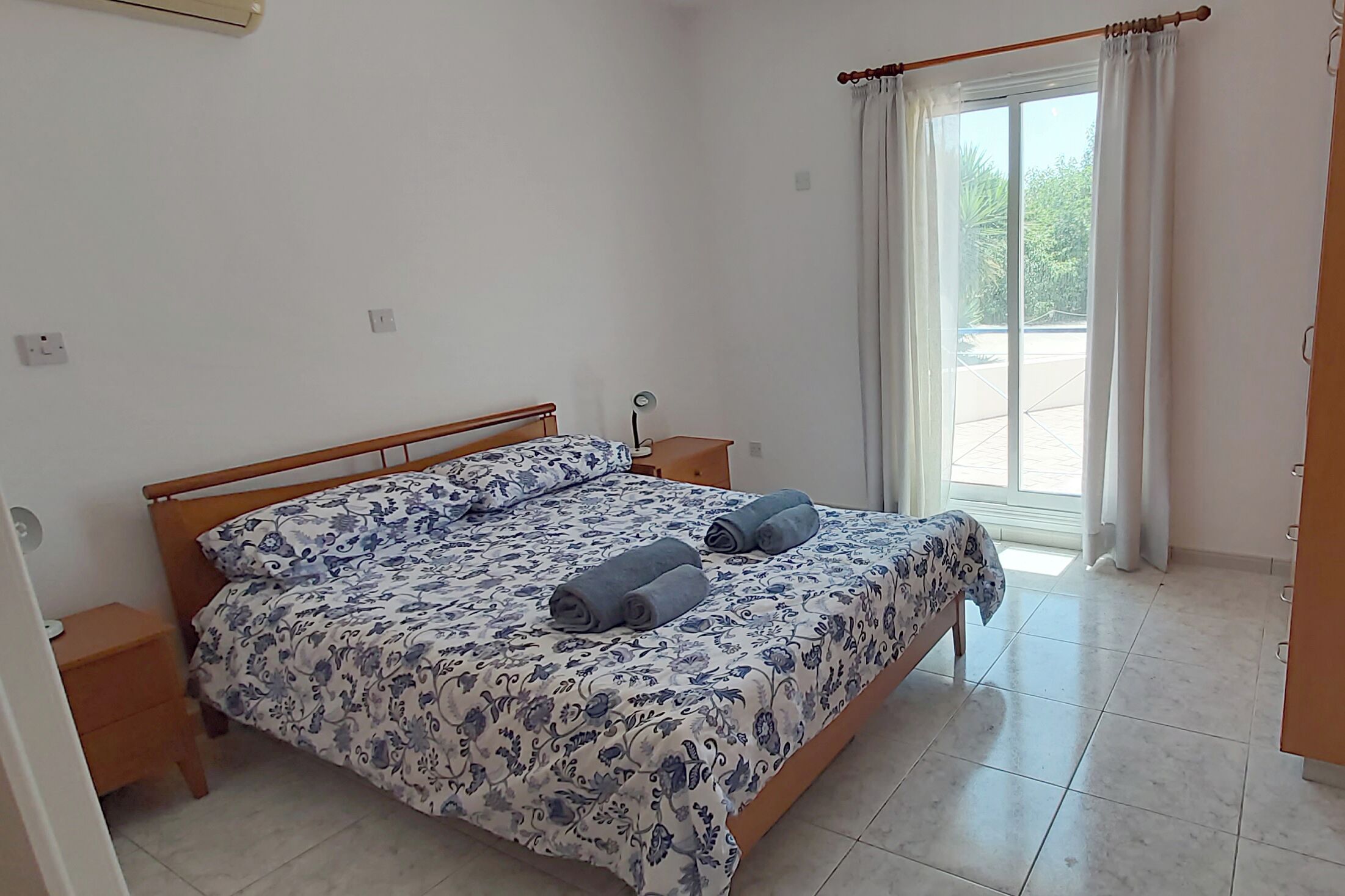 Iron/ironing board, Internet, bed sheets